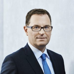 Portraitfotos der Rechtsanwälte von HK2Motiv:Herr KARSTEN BARTELS, vor Tapete in BetonoptikOrt und Datum: Kanzlei HK2 Rechtsanwälte,Hausvogteiplatz 11 A, 10117 Berlin, Deutschlandam 19. Mai 2017Beauftragung, Organisation und Begleitung am Set:Frau Nina Lehmann, Marketing Manager & Business DevelopmentLehmann@hk2.eudigital fotografiert, 62 x 41 cm, 300 dpiRetuschiertReady To PrintFoto: Steffen Jänicke 2017Rechte gemaess Vereinbarung